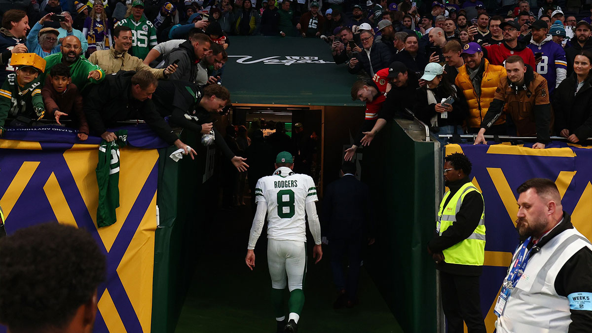 A dejected New York Jets quarterback Aaron Rodgers (8) walks back to the locker room after the 17-23 defeat to the Minnesota Vikings at Tottenham Hotspur Stadium.