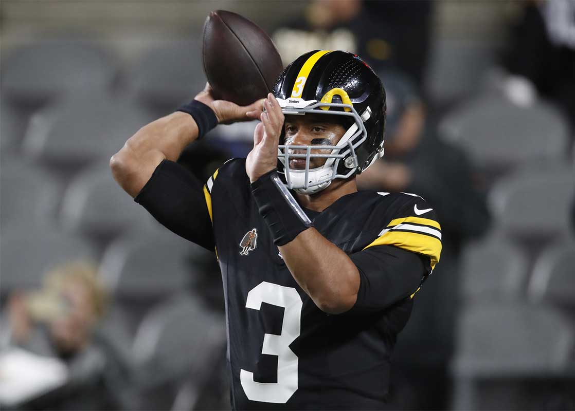 Pittsburgh Steelers quarterback Russell Wilson (3) warms up before the game against the New York Jets at Acrisure Stadium.