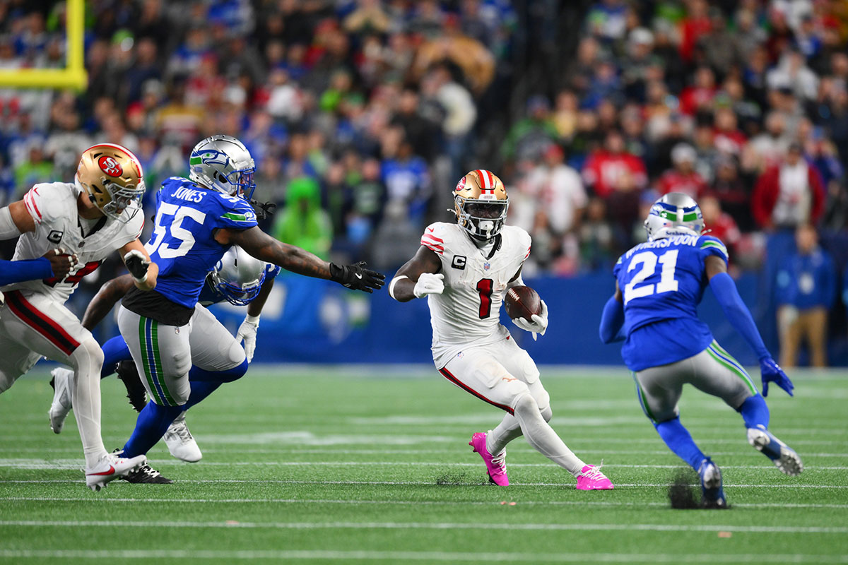 San Francisco 49ers wide receiver Deebo Samuel Sr. (1) carries the ball against the Seattle Seahawks during the second half at Lumen Field.