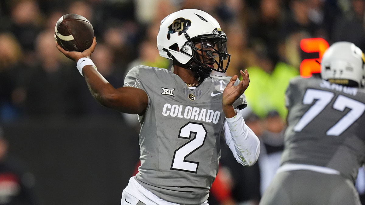 Shedeur Sanders preparing to throw a pass against the Cincinnati Bearcats