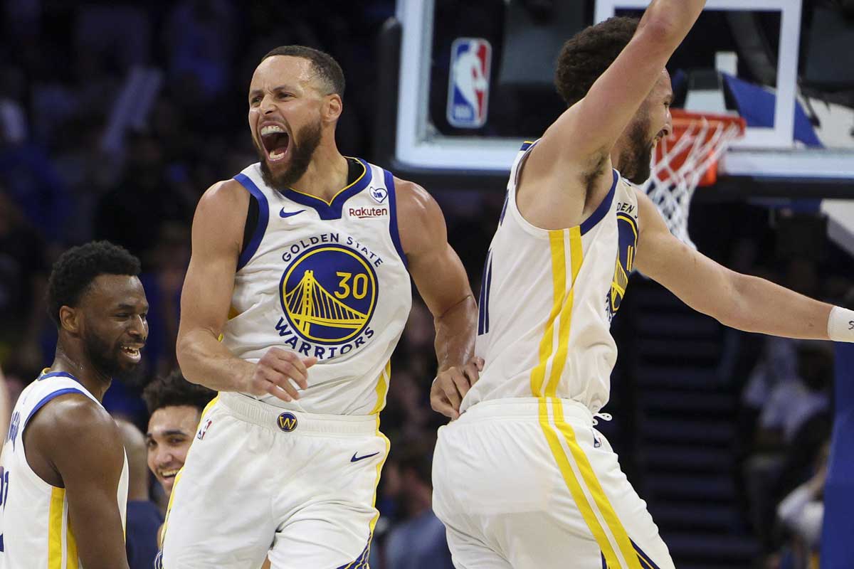 Golden State Warriors guard Stephen Curry (30) celebrates with guard Klay Thompson (11) after beating the Orlando Magic at the Kia Center. 