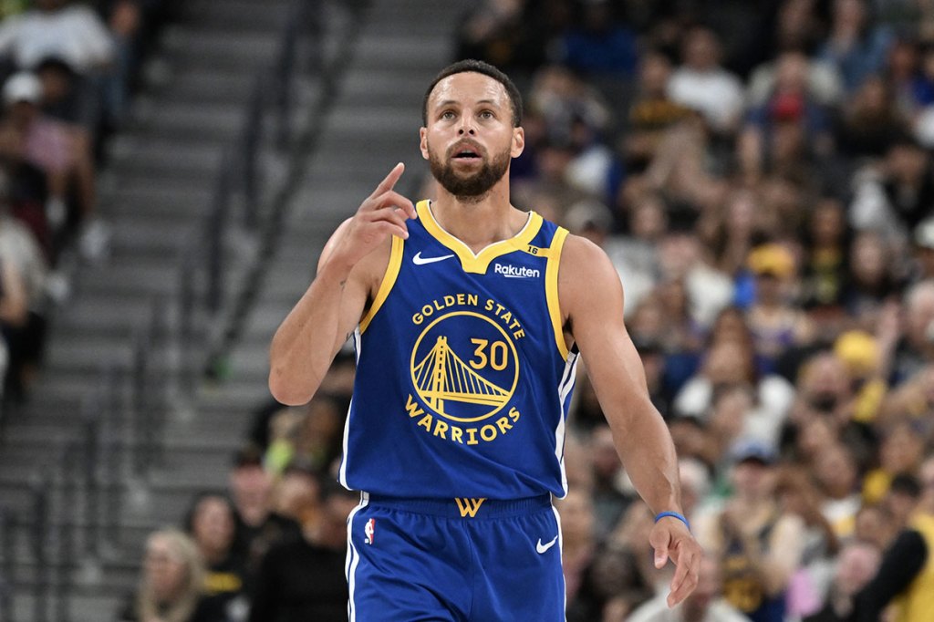 Golden State Warriors guard Stephen Curry (30) gestures at halftime against the Los Angeles Lakers at T-Mobile Arena.
