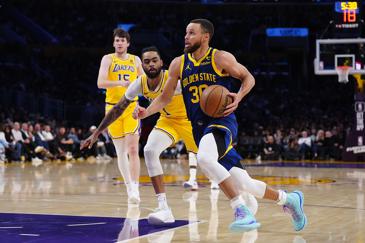 Golden State Warriors guard Stephen Curry (30) drives to the basket against Los Angeles Lakers guard D'Angelo Russell (1) in the second half at Crypto.com Arena.