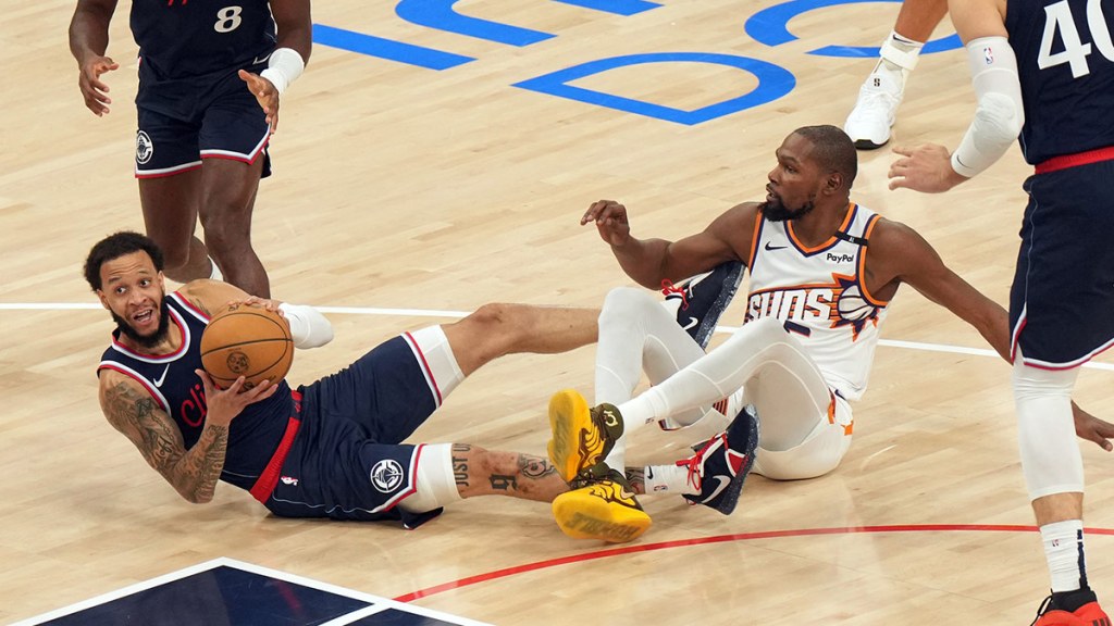 Suns forward Kevin Durant (35) battle for the ball in the first half at Intuit Dome