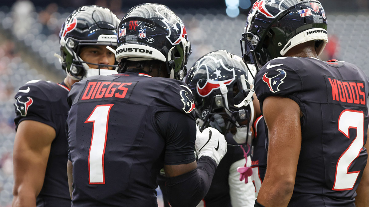 Texans' Stefon Diggs to locker room after non-contact knee injury