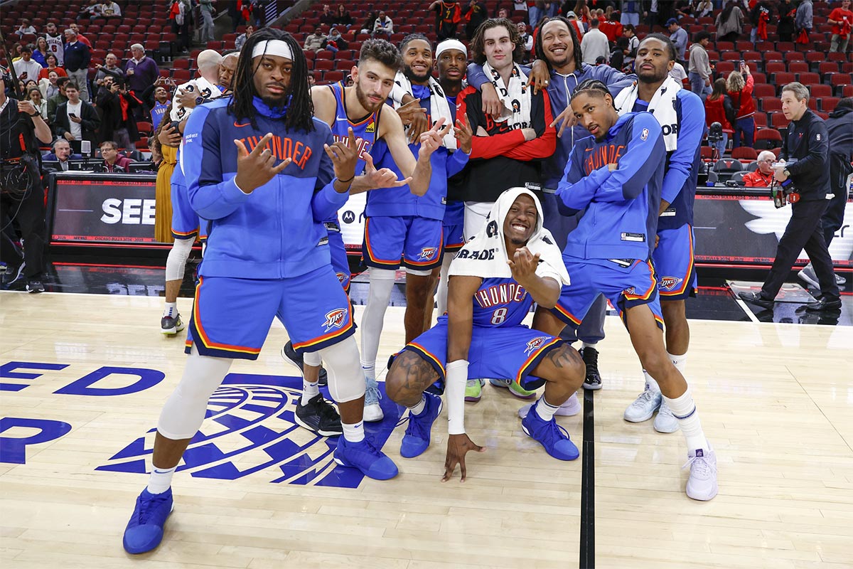 Bulls guard Josh Giddey (3) poses for a picture with his former Oklahoma City Thunder teammates after a basketball game at United Center