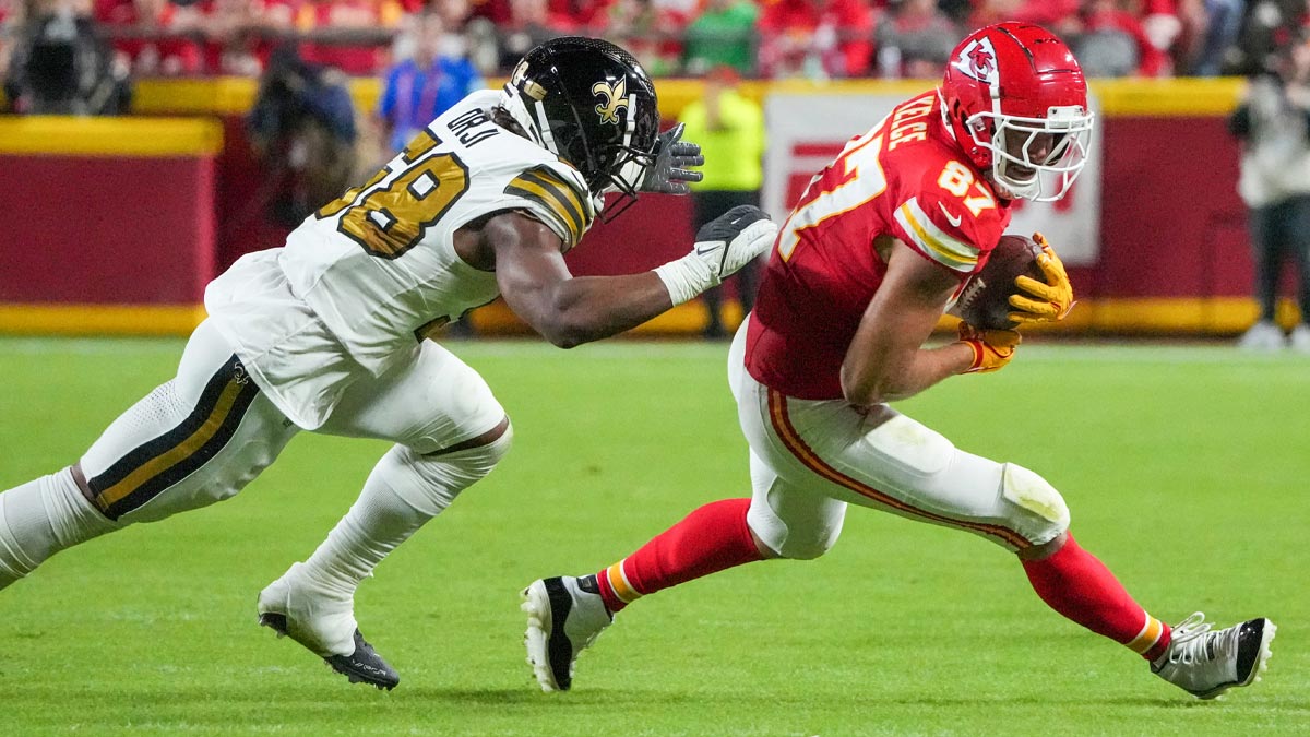 Travis Kelce running with the football against the Saints in the Chiefs Week 5 game.