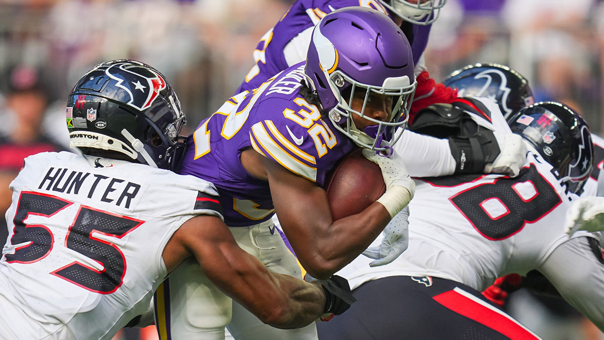 Minnesota Vikings running back Ty Chandler (32) runs with the ball against the Houston Texans in the third quarter at U.S. Bank Stadium.