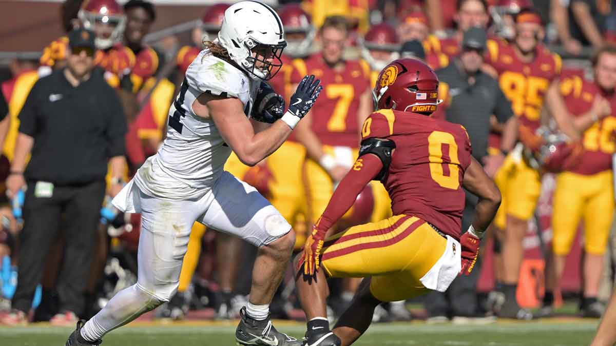 Penn State Nittany Lions tight end Tyler Warren (44) runs by USC Trojans safety Akili Arnold (0) in the second half at United Airlines Field at Los Angeles Memorial Coliseum.