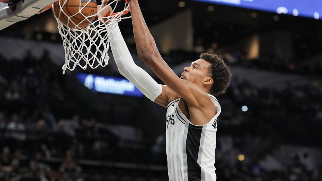 San Antonio Spurs center Victor Wembanyama (1) dunks in the first half against the Orlando Magic at Frost Bank Center.