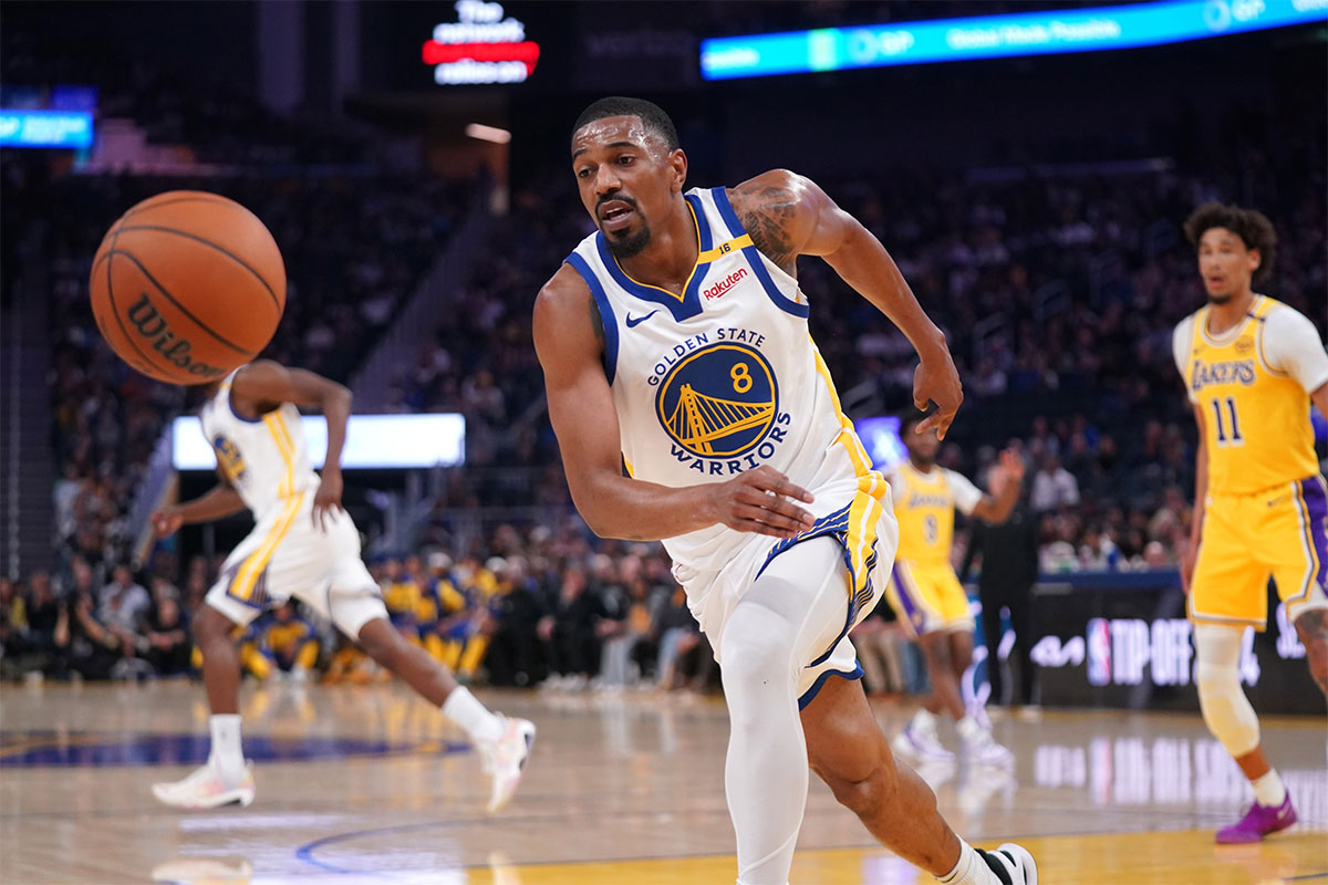 Golden State Warriors guard De'Anthony Melton (8) runs down a loose ball against the Los Angeles Lakers in the first quarter at the Chase Center