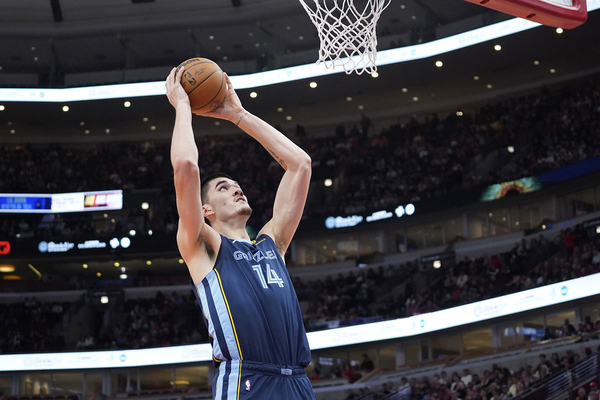 Memphis Grizzlies center Zach Edey (14) goes to the basket against the Chicago Bulls during the first half at United Center.