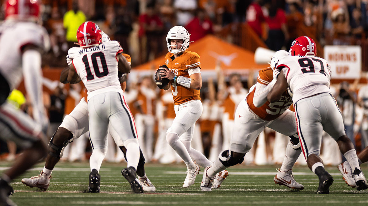 Texas Longhorns quarterback Quinn Ewers (3) drops back to pass against the Georgia Bulldogs during the first half at Darrell K Royal-Texas Memorial Stadium