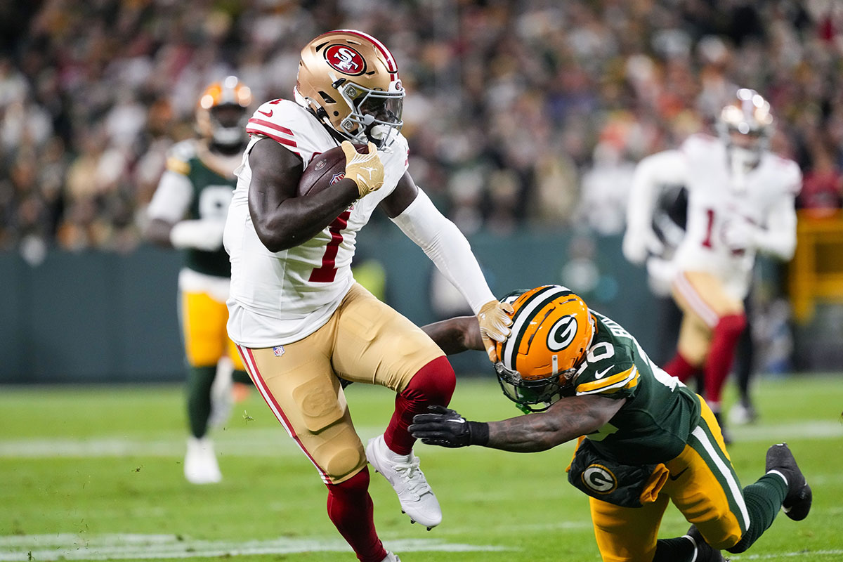 San Francisco 49ers wide receiver Deebo Samuel Sr. (1) is tackled by Green Bay Packers safety Javon Bullard (20) during the second quarter» at Lambeau Field.