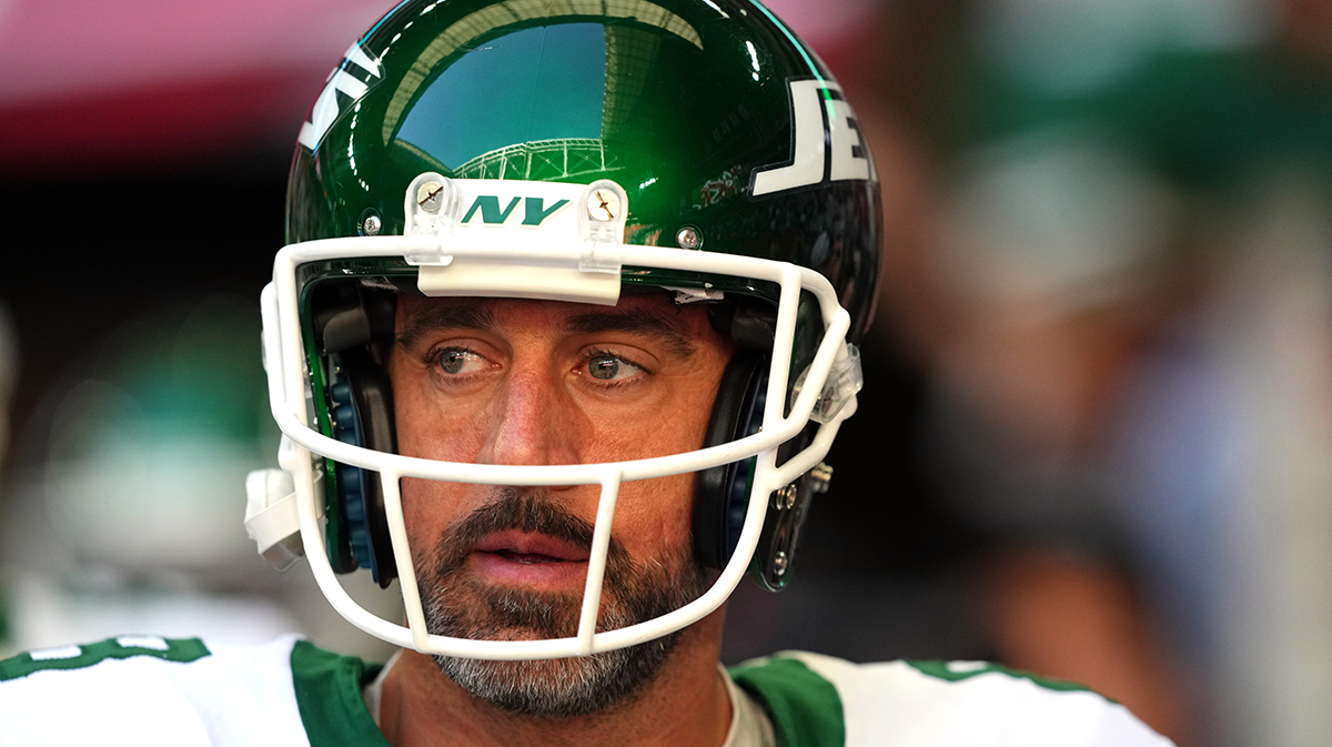 New York Jets quarterback Aaron Rodgers (8) warms up before the game against the Arizona Cardinals at State Farm Stadium.
