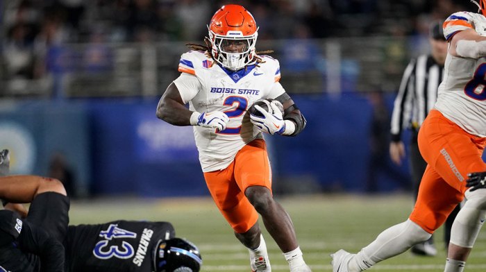 Boise State Broncos running back Ashton Jeanty (2) runs for a touchdown against the San Jose State Spartans in the third quarter at CEFCU Stadium.