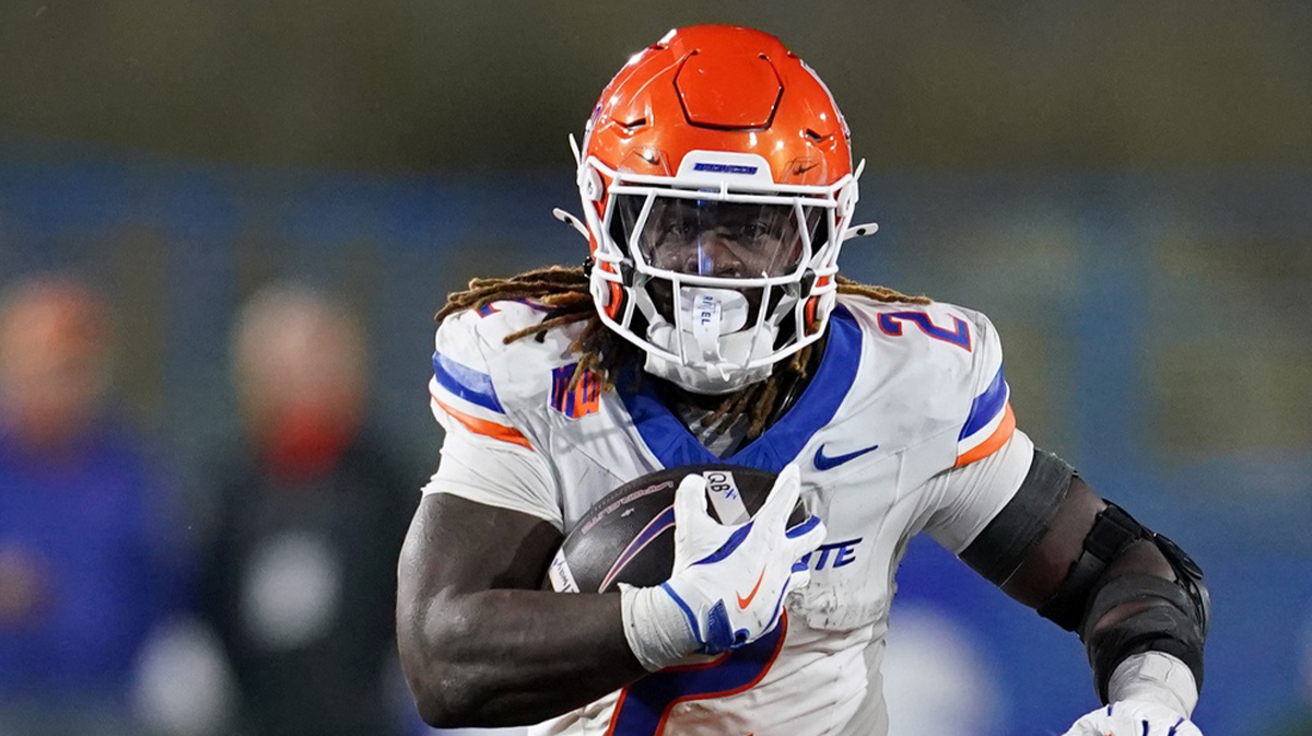 Boise State Broncos running back Ashton Jeanty (2) runs the ball against the San Jose State Spartans in the fourth quarter at CEFCU Stadium.