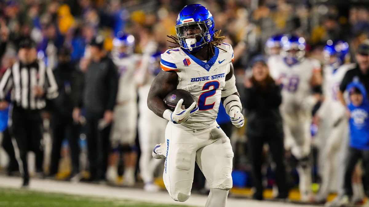 Boise State Broncos running back and Heisman Trophy candidate Ashton Jeanty (2) runs for a touchdown against the Wyoming Cowboys during the first quarter