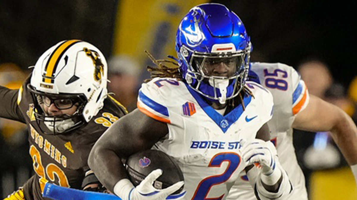 Boise State Broncos running back Ashton Jeanty (2) runs for a touchdown against the Wyoming Cowboys during the first quarter at Jonah Field at War Memorial Stadium