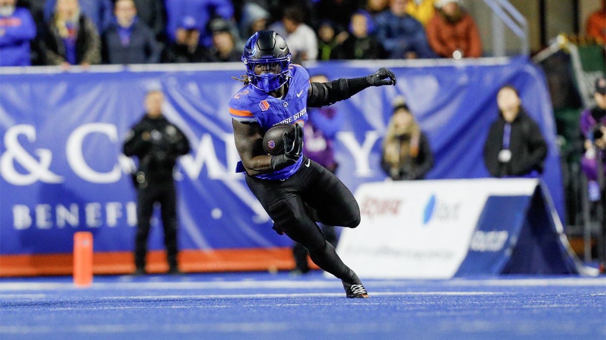 Boise State Broncos running back Ashton Jeanty (2) runs around right endduring the first quarter against the San Diego State Aztecs at Albertsons Stadium.