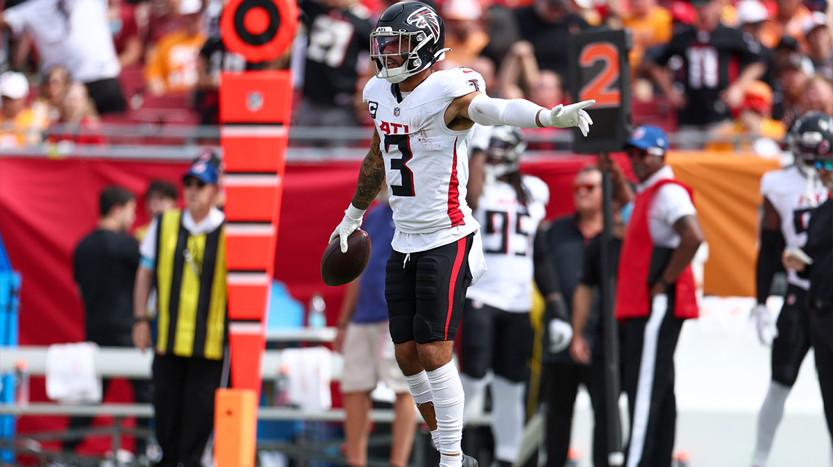 Atlanta Falcons safety Jessie Bates III (3) celebrates after a turnover against the Tampa Bay Buccaneers in the first quarter at Raymond James Stadium.