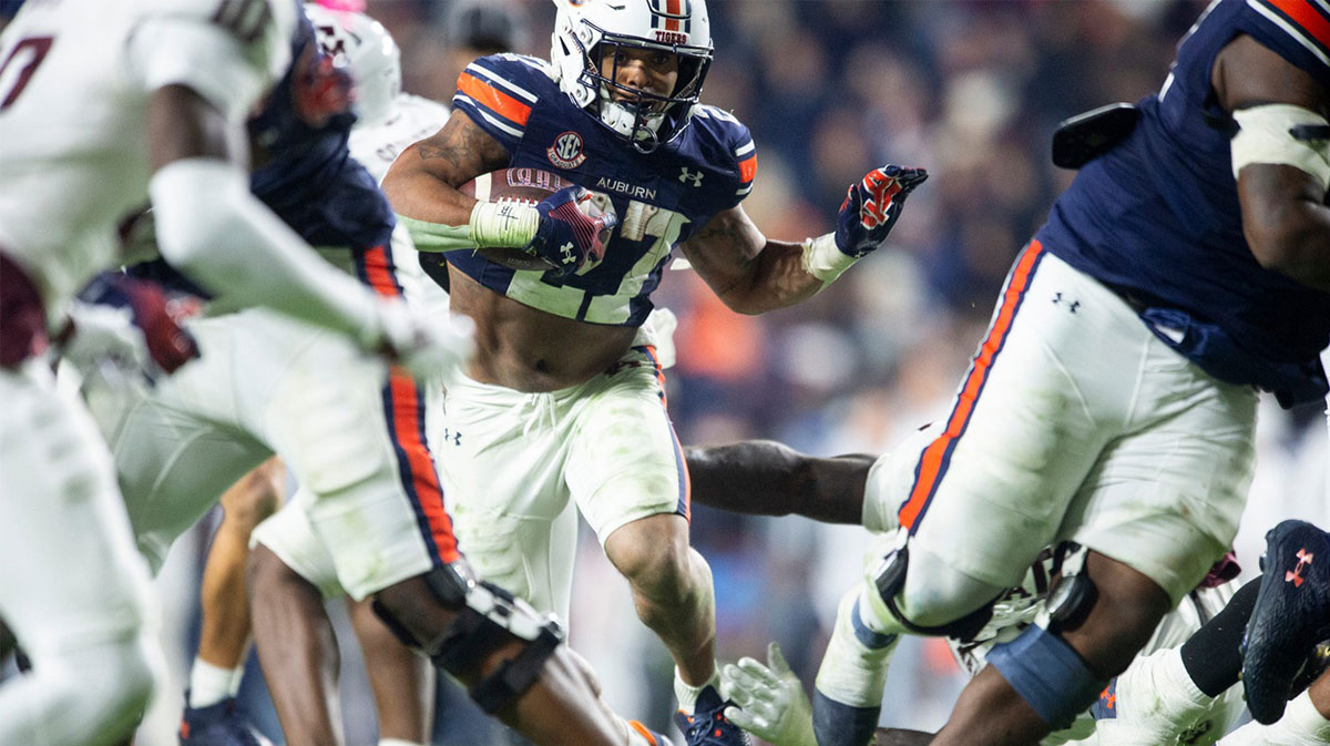 Auburn Tigers running back Jarquez Hunter (27) runs the ball as Auburn Tigers take on Texas A&M Aggies at Jordan-Hare Stadium
