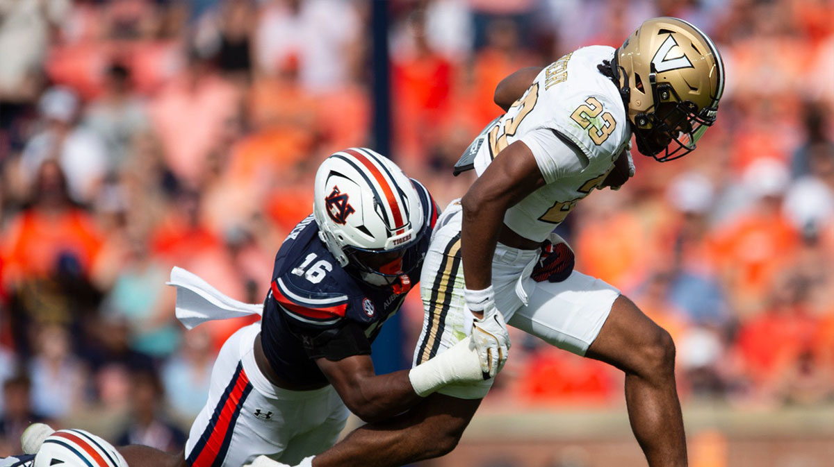 Auburn linebacker Demarcus Riddick
