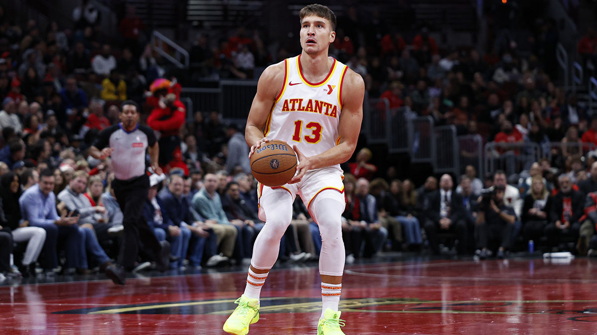 Atlanta Hawks preserves Bogdana Bogdanović (13) to shoot against Chicago bulls during the second half in the United Center.