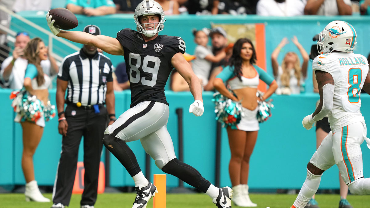 Las Vegas Raiders tight end Brock Bowers (89) scores a touchdown past Miami Dolphins safety Jevon Holland (8) in the third quarter at Hard Rock Stadium.