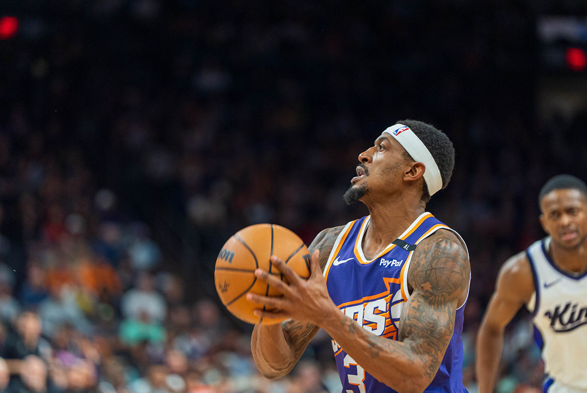 Phoenix Suns Guard Bradley Beal (3) shoots in color in the first half during the game against Sacramento Kings in the footprint center.