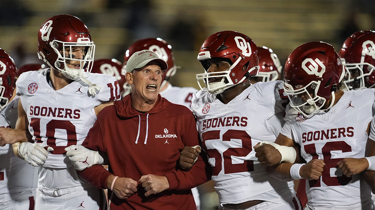 Nov 9, 2024; Columbia, Missouri, USA; Oklahoma Sooners head coach Brent Venables locks arms with his team prior to a game against the Missouri Tigers at Faurot Field at Memorial Stadium.