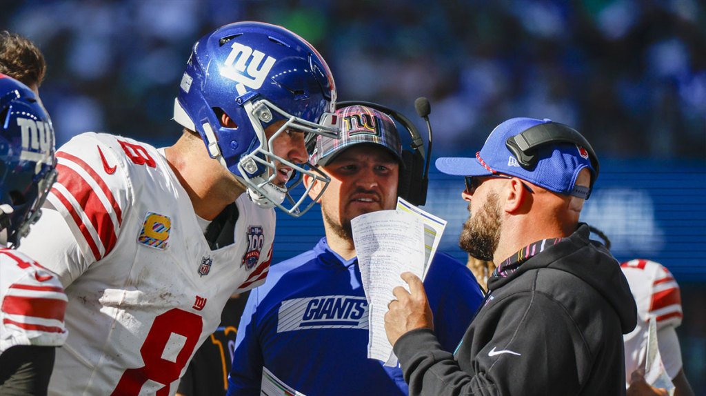 New York Giants quarterback Daniel Jones (8) talks with head coach Brian Daboll, right) during the second quarter against the Seattle Seahawks at Lumen Field. New York Giants quarterbacks coach Shea Tierney stands in the middle. 
