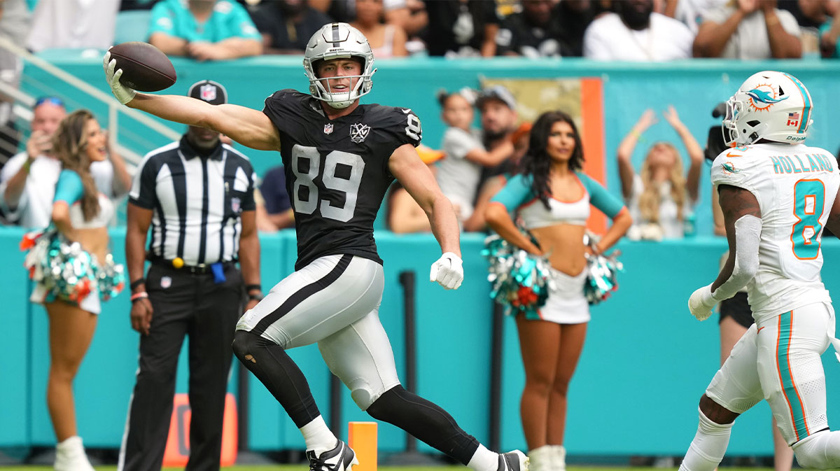 Las Vegas Raiders tight end Brock Bowers (89) scores a touchdown past Miami Dolphins safety Jevon Holland (8) in the third quarter at Hard Rock Stadium.