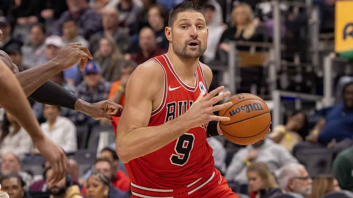 Bulls center Nikola Vucevic (9) drives to the basket against the Detroit Pistons during the second half at Little Caesars Arena