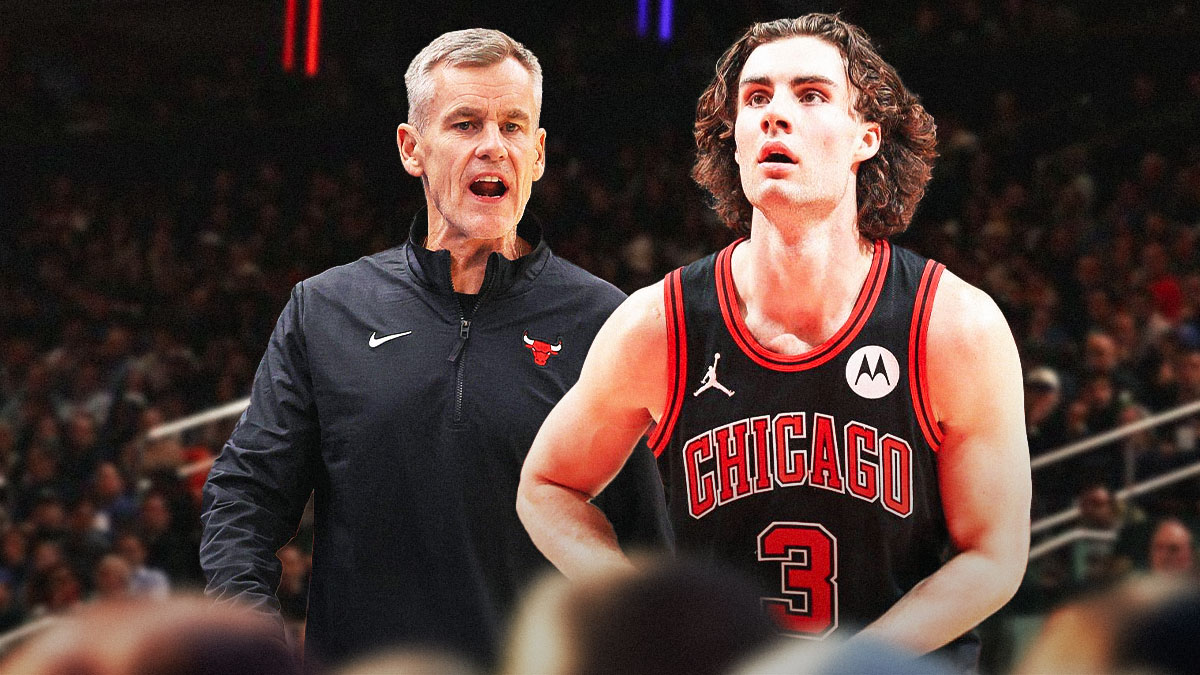 Josh Giddey next to Billy Donovan on the Bulls court