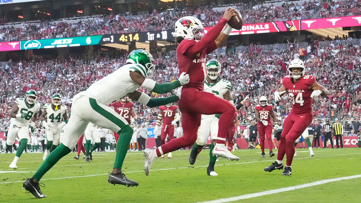 Arizona Cardinals quarterback Kyler Murray (1) runs for a touchdown ahead of New York Jets cornerback Sauce Gardner (1) during the third quarter at State Farm Stadium.