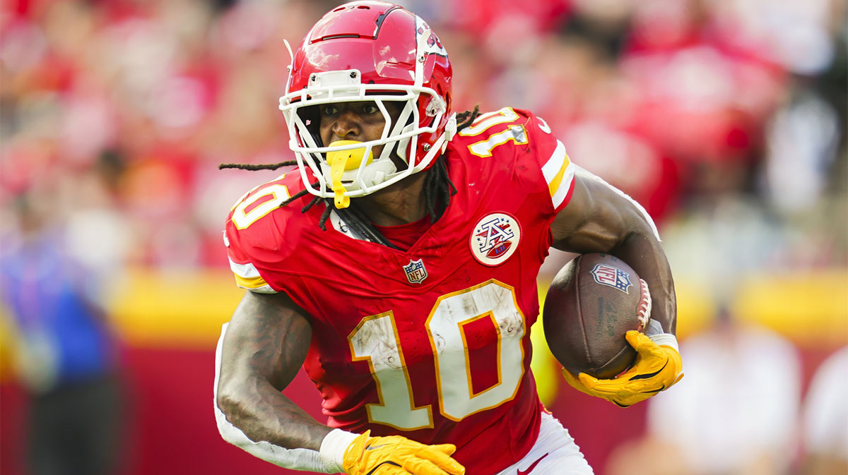 Chiefs running back Isiah Pacheco (10) runs the ball during the first half against the Cincinnati Bengals at GEHA Field at Arrowhead Stadium