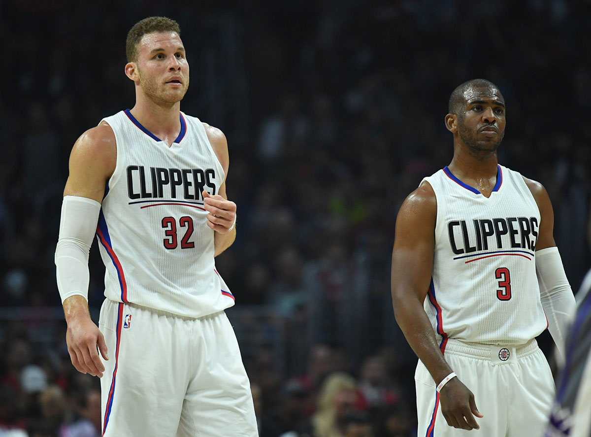 洛杉矶快船前锋布雷克·格里芬（Blake Griffin）（32）和后卫克里斯·保罗（Chris Paul）（3）在NBA篮球比赛中对阵斯台普斯中心的萨克拉曼多国王队时做出了反应。快船队以115-95击败了国王。 