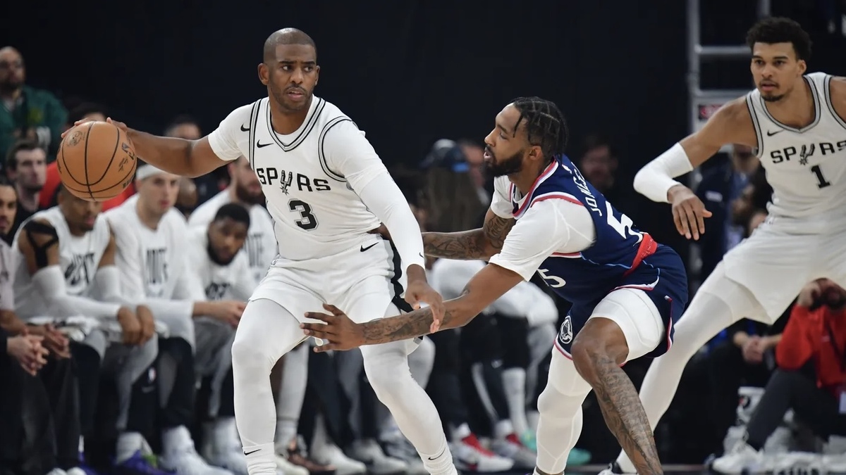 San Antonio Spurs guard Chris Paul (3) moves the ball against Los Angeles Clippers forward Derrick Jones Jr. (55) during the first half at Intuit Dome.