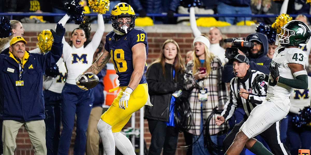 Michigan tight end Colston Loveland (18) runs into the end zone for a touchdown against Michigan State during the second half at Michigan Stadium