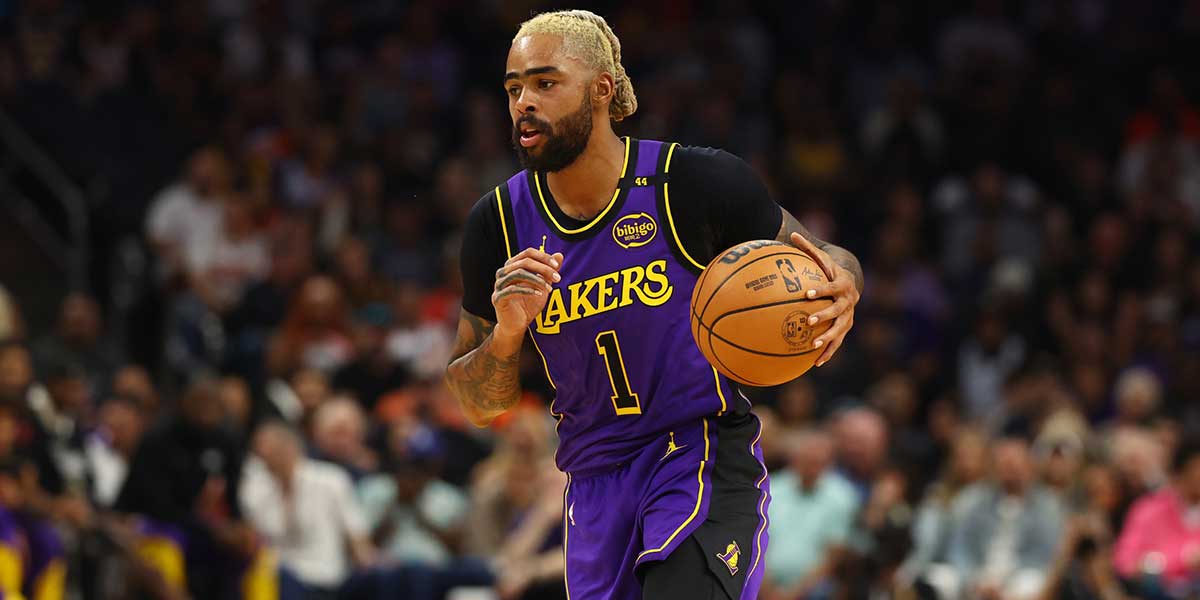 Los Angeles Lakers guard D'Angelo Russell (1) against the Phoenix Suns at Footprint Center.