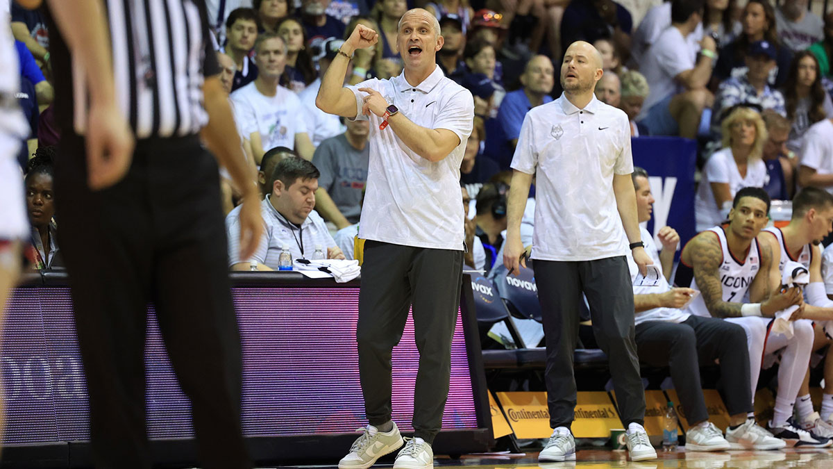 Connecticut Huskies head coach Dan Hurley, center, reacts to play as his team takes on the Memphis Tigers during the first half of an NCAA college basketball game at Lahaina Civic Center