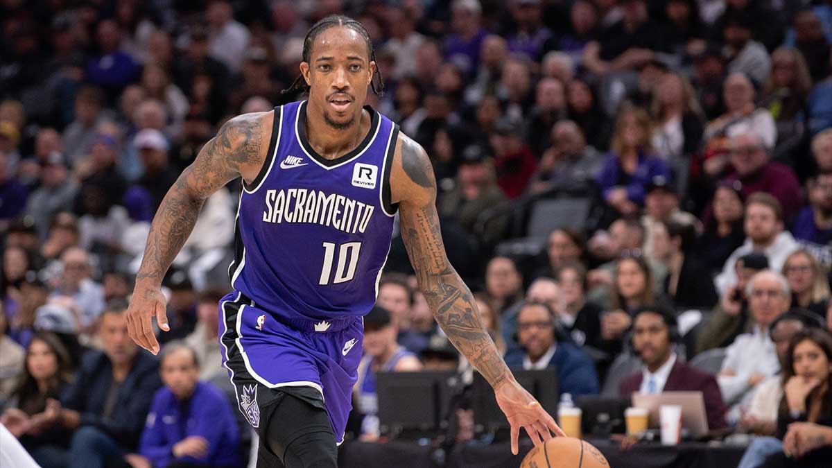 萨克拉曼多国王队（Sacramento Kings）前锋德马尔·德罗赞（Demar DeRozan）（10）在第二节在金1中心将球推向俄克拉荷马城雷霆队的球场。