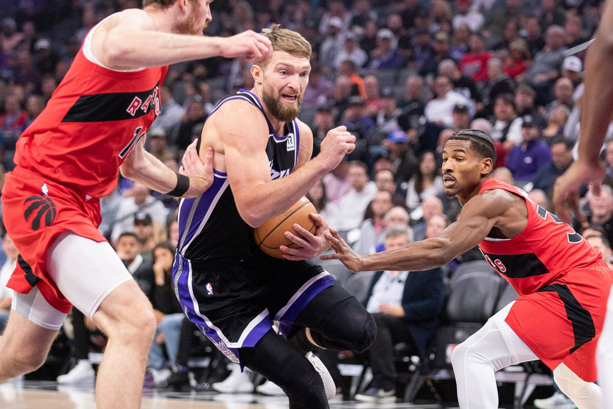 Sacramento Kings Napred Domantas Sabonis (11) Drive to Cart against Toronto Raptor during the first quarter of Golden 1.