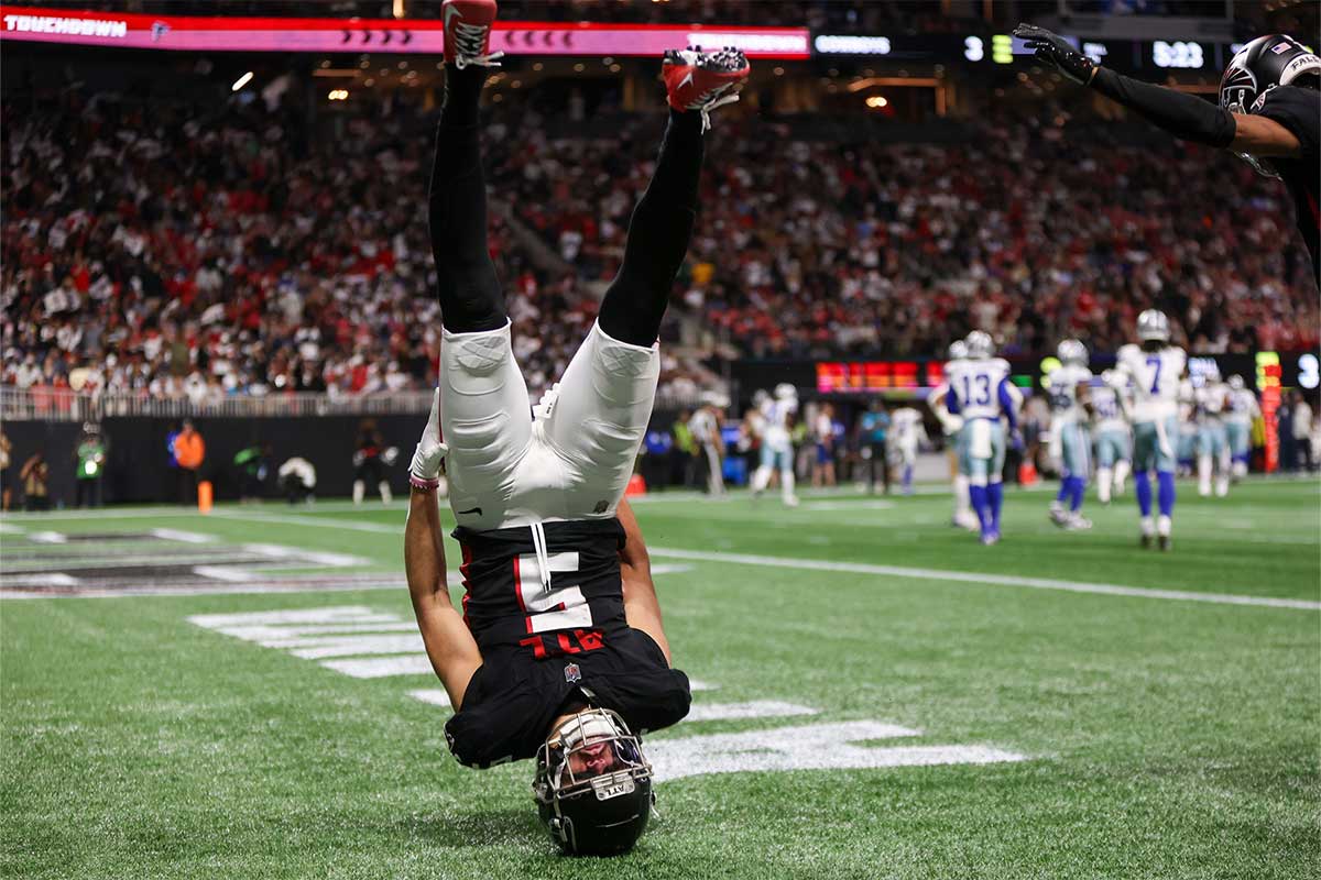 Atlanta Falcons wide receiver Drake London (5) celebrates after a touchdown catch against the Dallas Cowboys in the first quarter at Mercedes-Benz Stadium. 