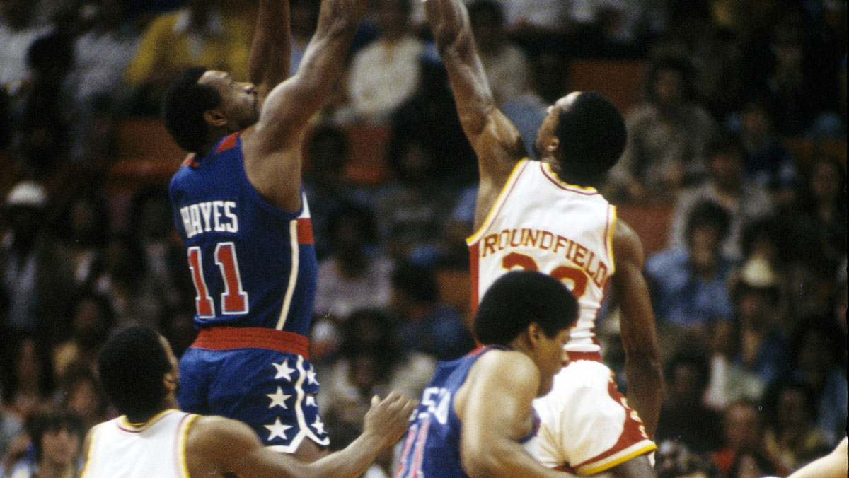 亚特兰大老鹰队在Omni的跳球中前锋Dan Roundfield（32）和华盛顿子弹前锋Elvin Hayes（11）。