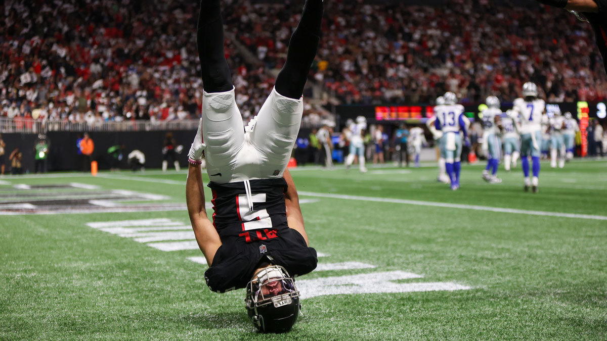 Atlanta Falcons wide receiver Drake London (5) celebrates after a touchdown catch against the Dallas Cowboys in the first quarter at Mercedes-Benz Stadium