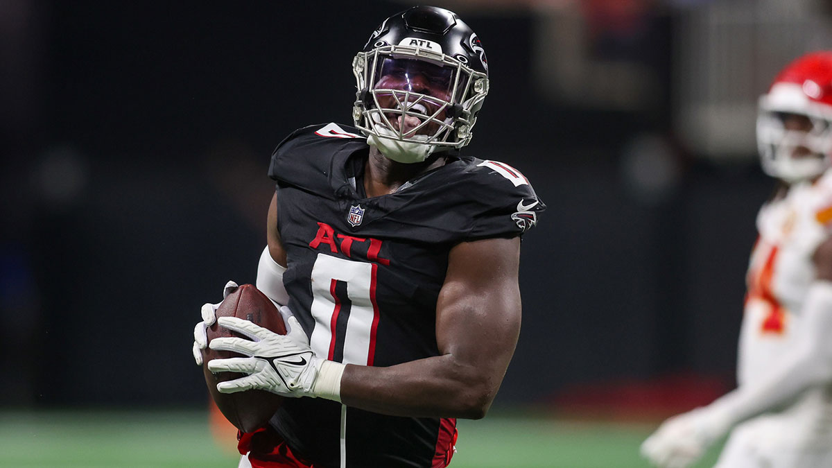 Atlanta Falcons linebacker Lorenzo Carter (0) celebrates after a defensive stop against the Kansas City Chiefs in the fourth quarter at Mercedes-Benz Stadium