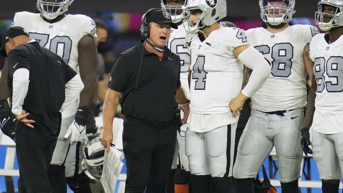 Las Vegas Raiders head coach Jon Gruden talks with quarterback Derek Carr (4) during the second half against the Los Angeles Chargers at SoFi Stadium.