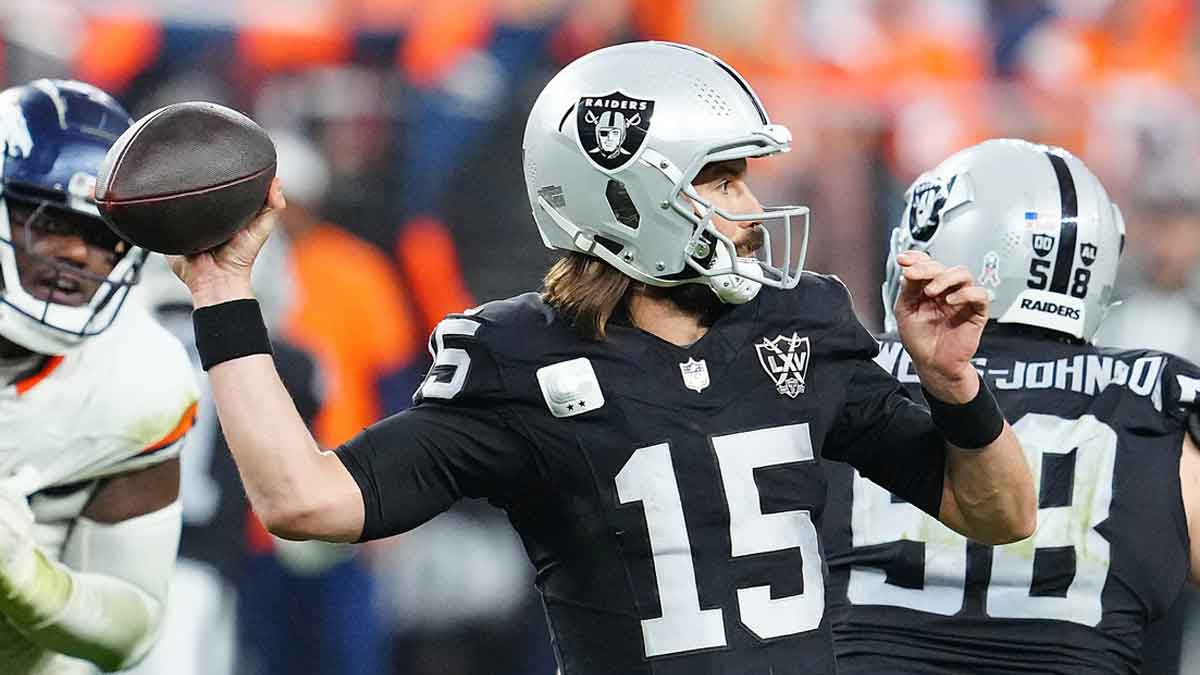 Las Vegas Raiders quarterback Gardner Minshew (15) looks to throw against the Denver Broncos during the fourth quarter at Allegiant Stadium.